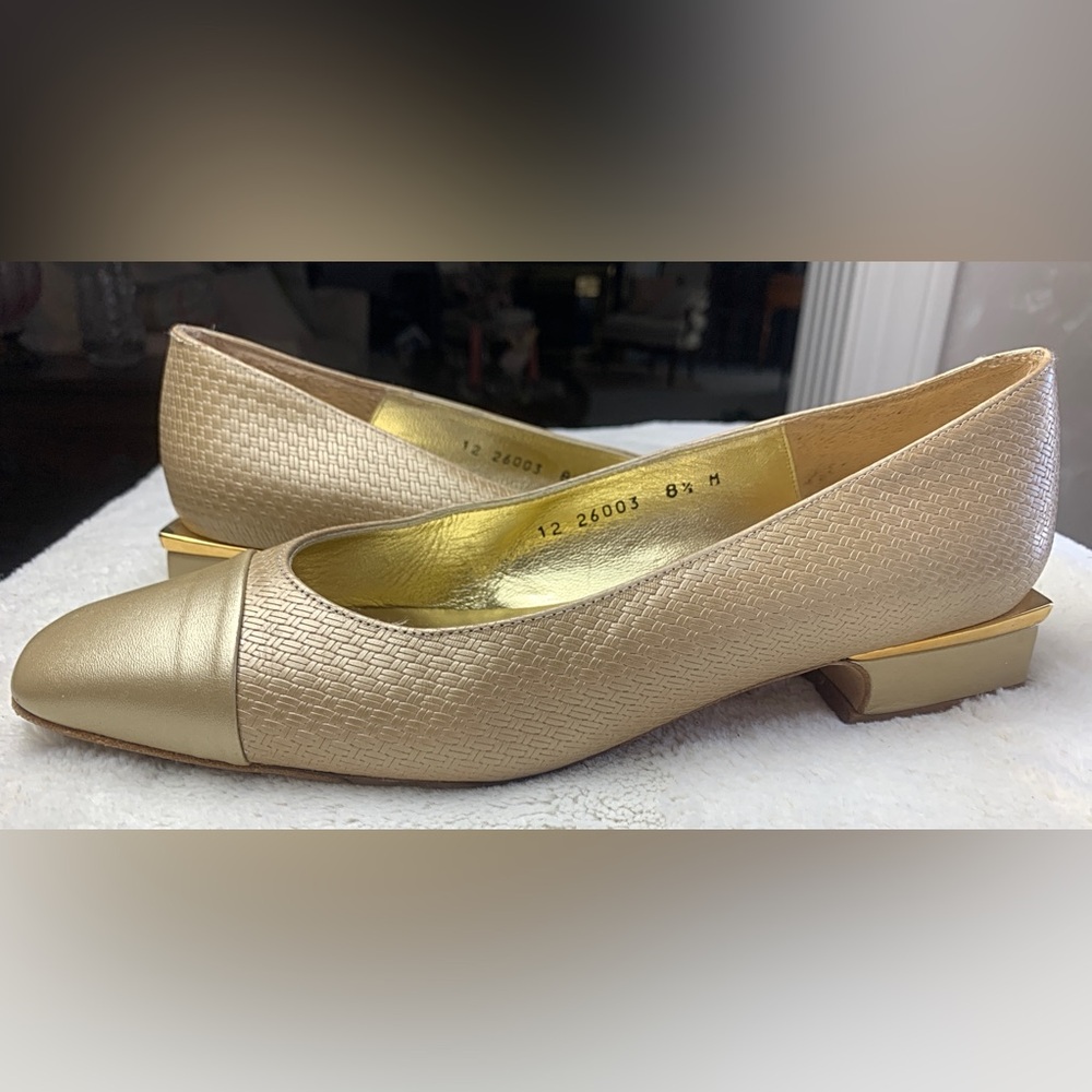 Vintage Timothy Hitsman leather flats, gold, size 8.5